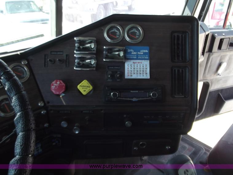 image for item C2002 1999 Freightliner FLD120 semi truck