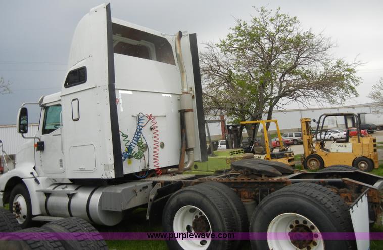 image for item C4281 2003 International 9200i SBA semi truck