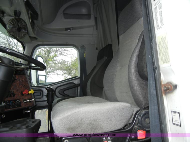 image for item C4281 2003 International 9200i SBA semi truck