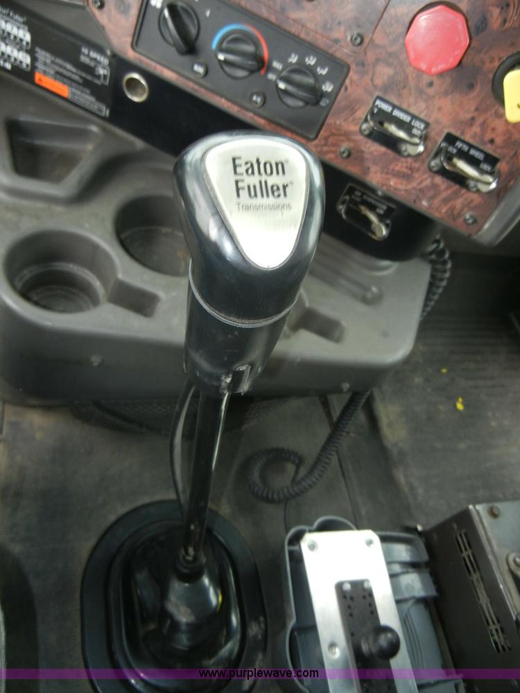 image for item C4281 2003 International 9200i SBA semi truck