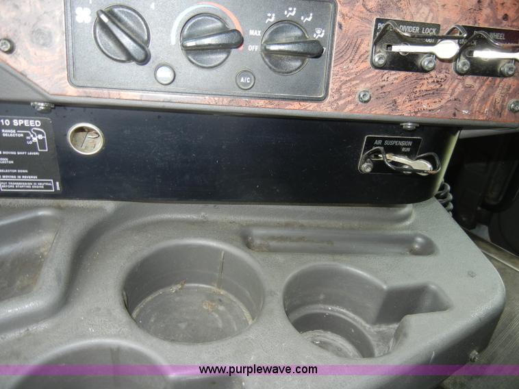 image for item C4281 2003 International 9200i SBA semi truck