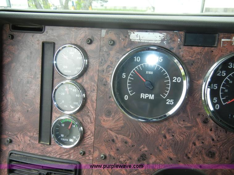 image for item C4281 2003 International 9200i SBA semi truck