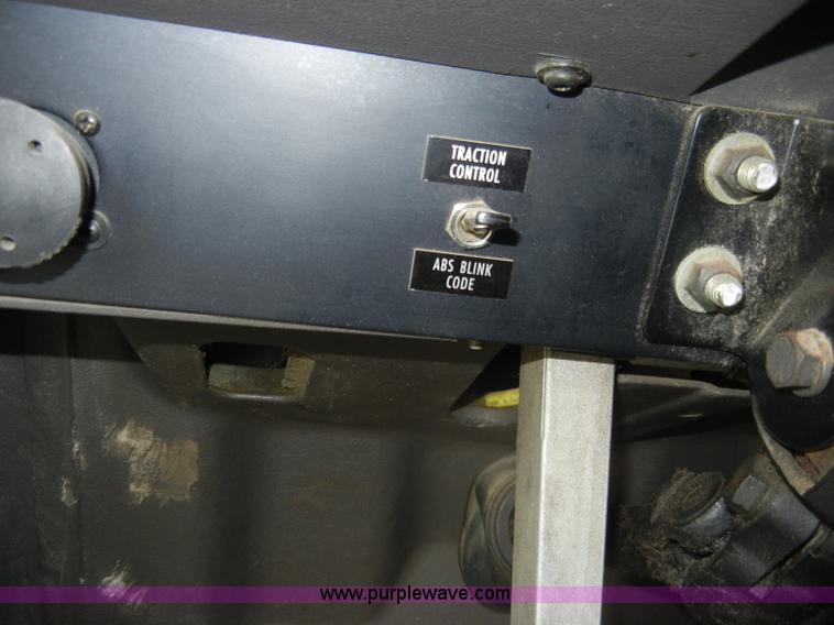 image for item C4281 2003 International 9200i SBA semi truck