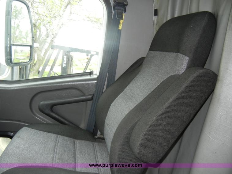 image for item C4281 2003 International 9200i SBA semi truck