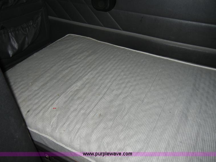 image for item C4281 2003 International 9200i SBA semi truck