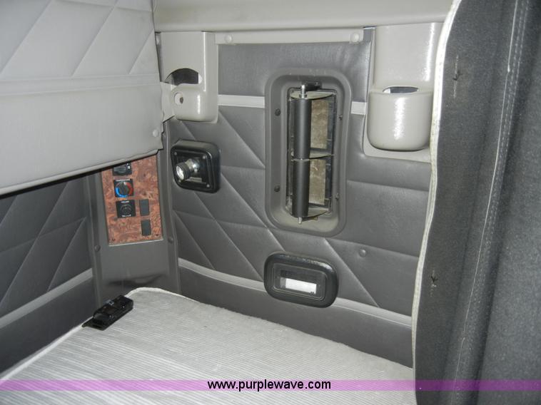 image for item C4281 2003 International 9200i SBA semi truck