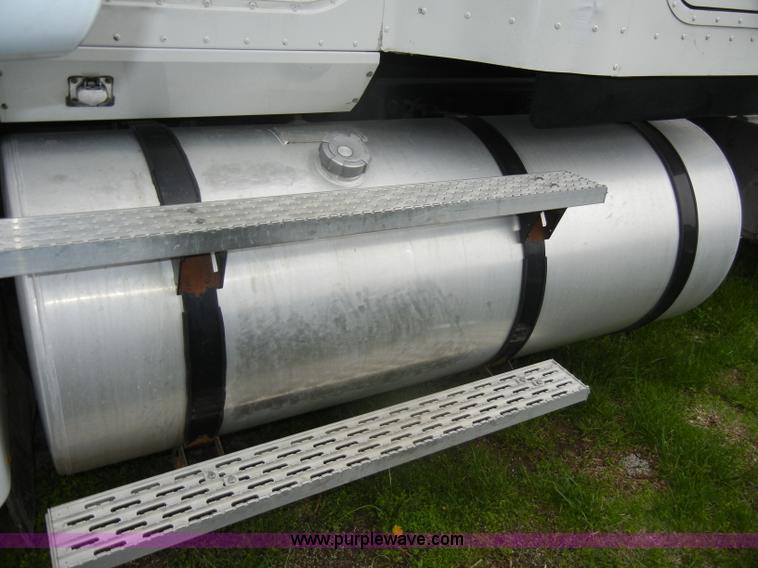 image for item C4281 2003 International 9200i SBA semi truck