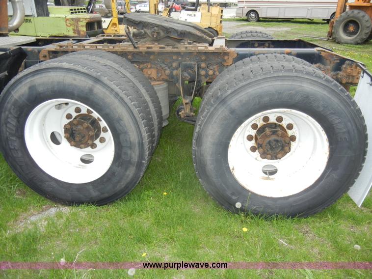 image for item C4281 2003 International 9200i SBA semi truck