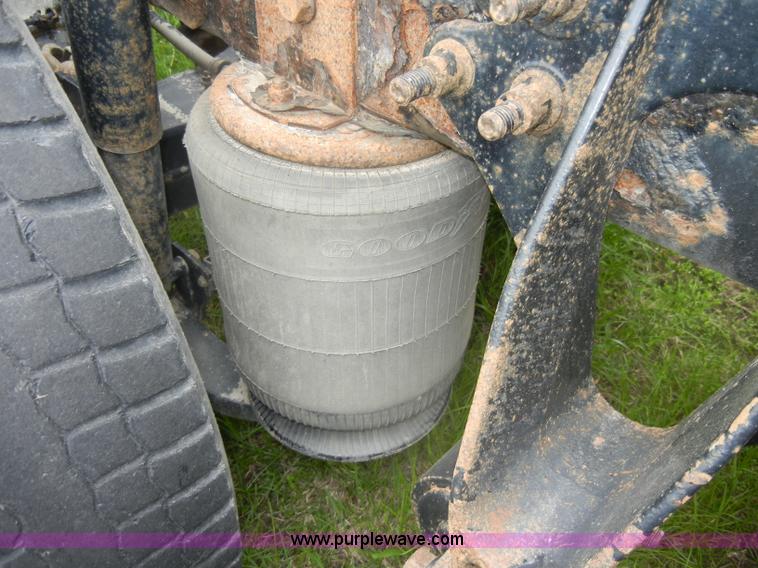 image for item C4281 2003 International 9200i SBA semi truck