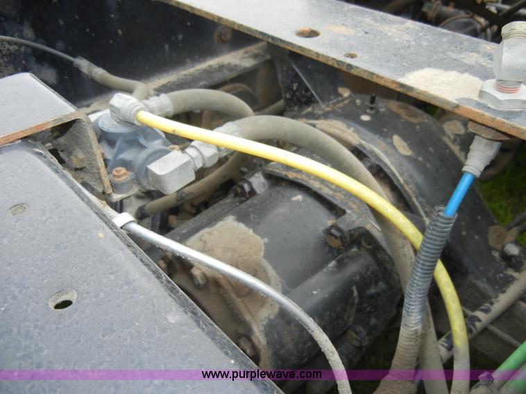 image for item C4281 2003 International 9200i SBA semi truck