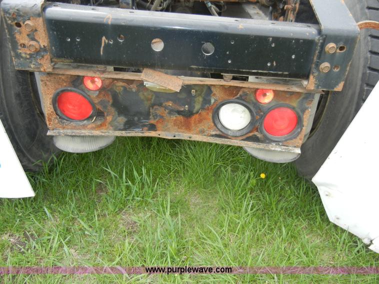 image for item C4281 2003 International 9200i SBA semi truck