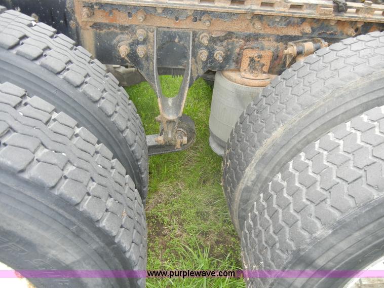 image for item C4281 2003 International 9200i SBA semi truck