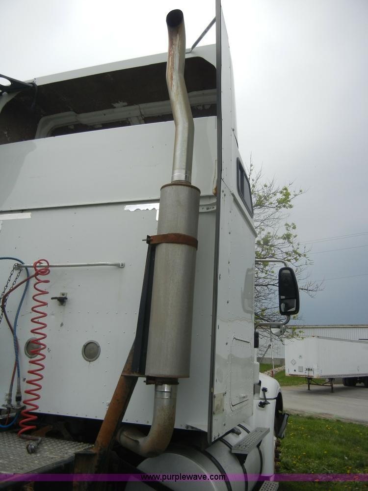 image for item C4281 2003 International 9200i SBA semi truck