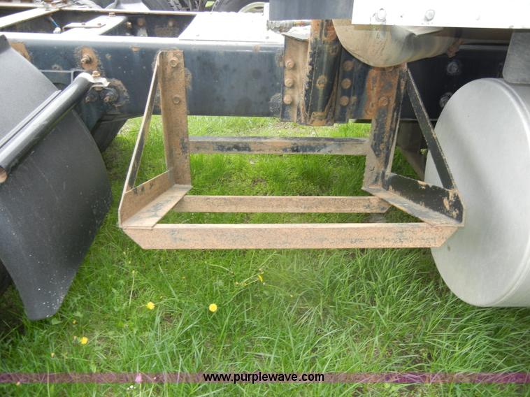 image for item C4281 2003 International 9200i SBA semi truck