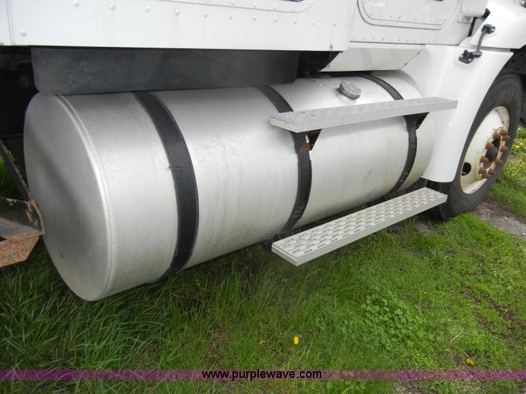 image for item C4281 2003 International 9200i SBA semi truck