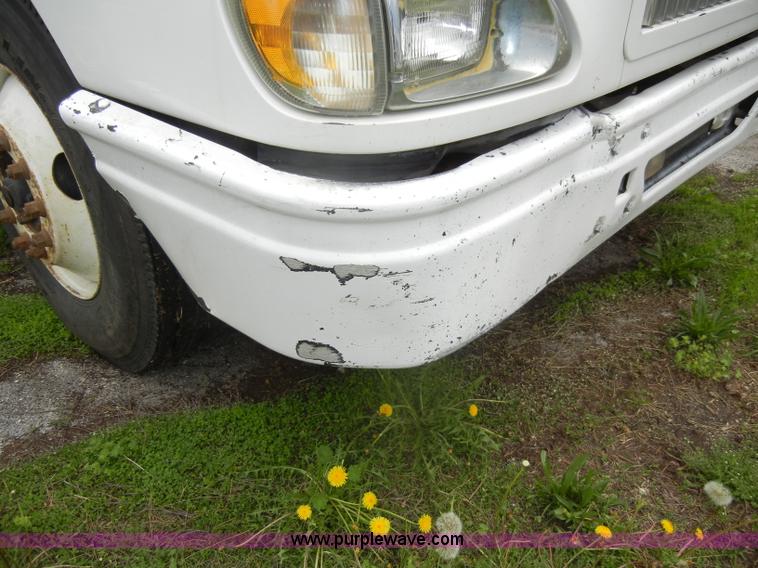 image for item C4281 2003 International 9200i SBA semi truck