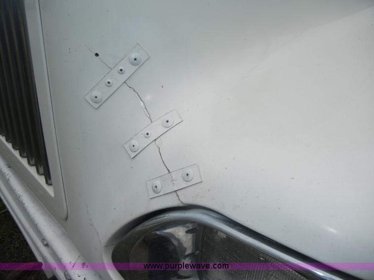 image for item C4281 2003 International 9200i SBA semi truck