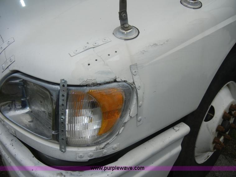 image for item C4281 2003 International 9200i SBA semi truck