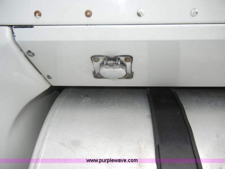 image for item C4281 2003 International 9200i SBA semi truck