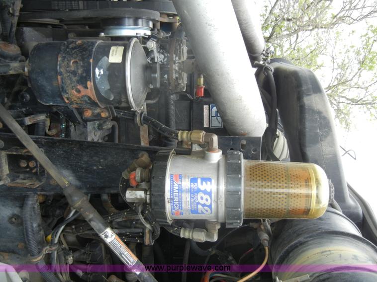 image for item C4281 2003 International 9200i SBA semi truck