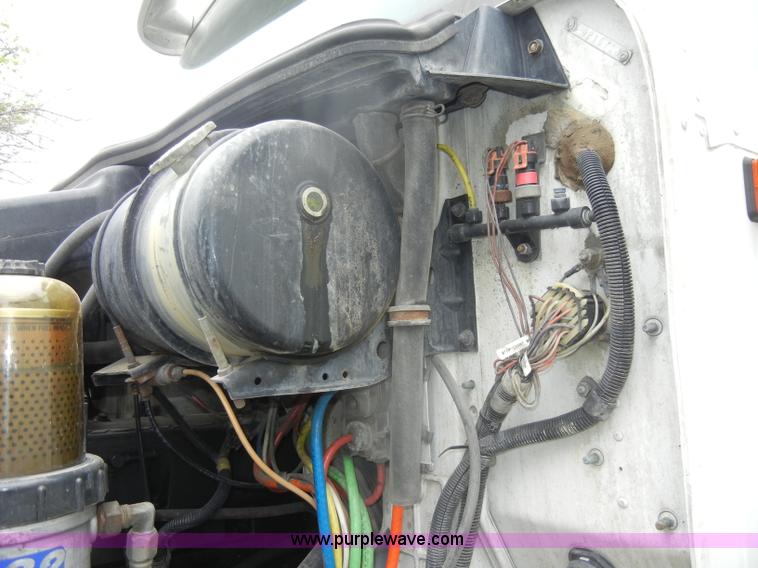 image for item C4281 2003 International 9200i SBA semi truck