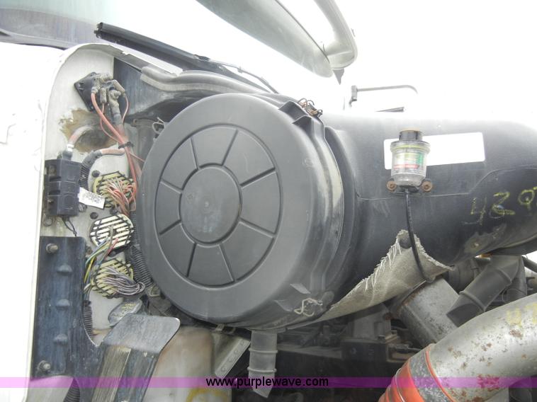 image for item C4281 2003 International 9200i SBA semi truck