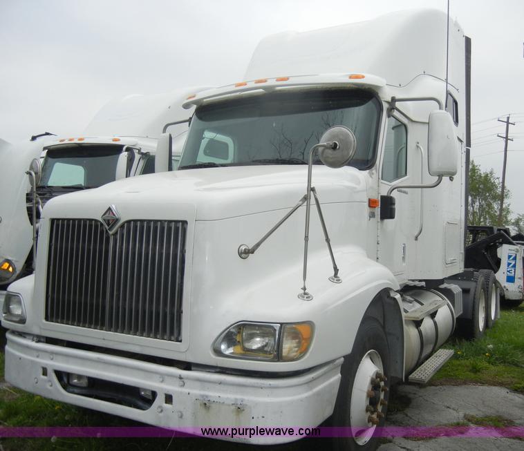 image for item C4282 2002 International 9200i semi truck