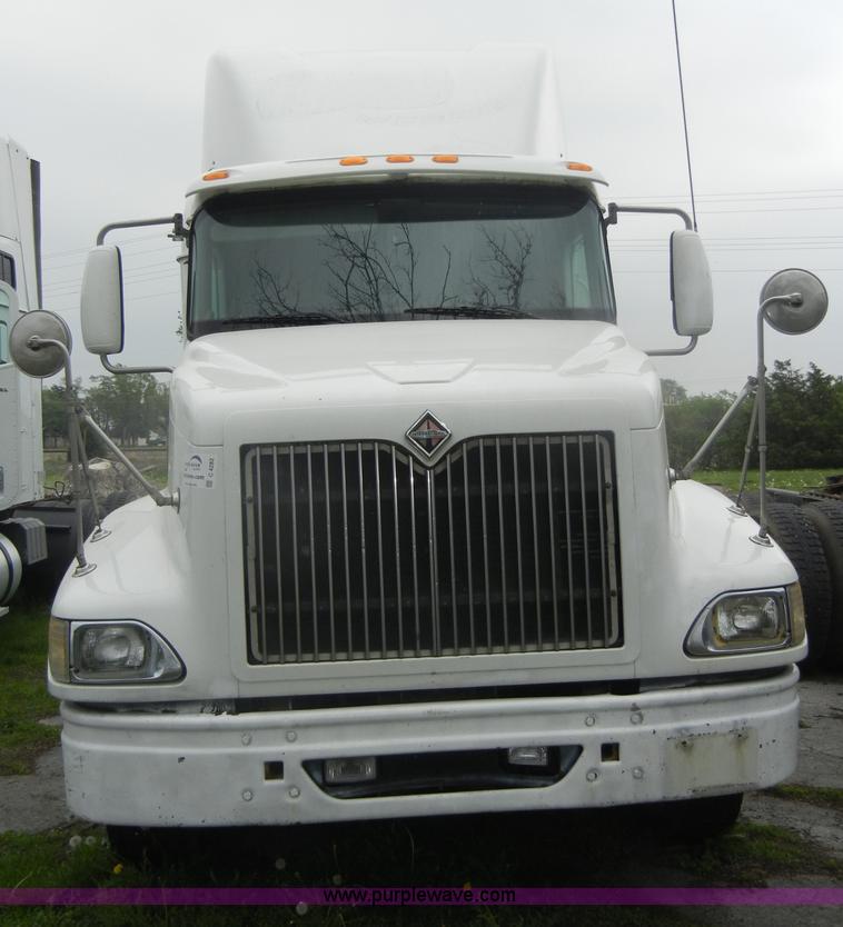 image for item C4282 2002 International 9200i semi truck