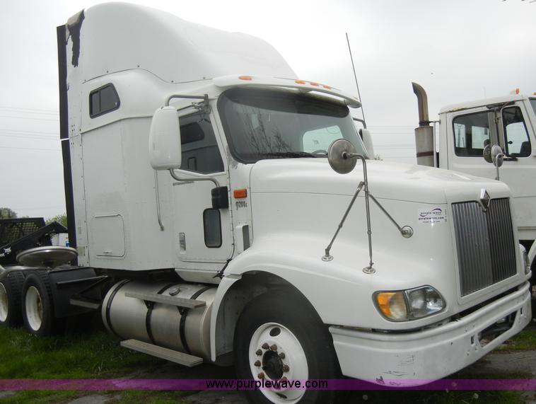 image for item C4282 2002 International 9200i semi truck