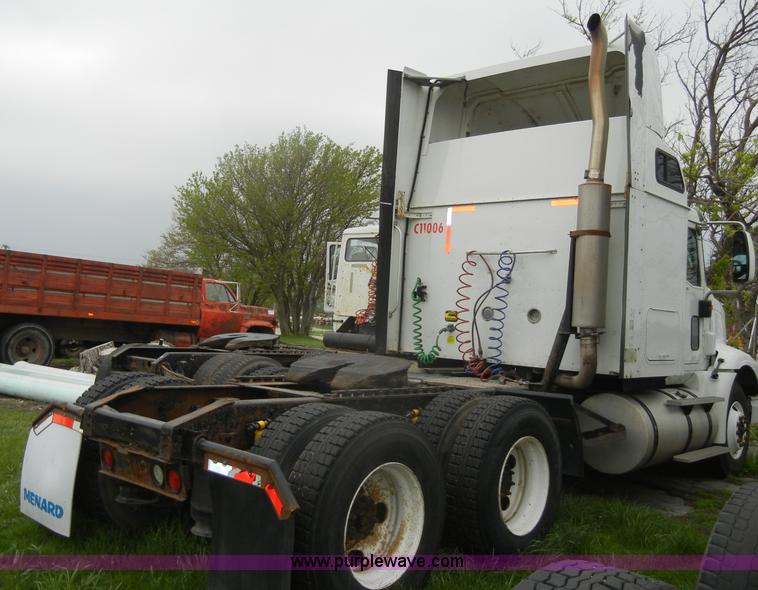 image for item C4282 2002 International 9200i semi truck