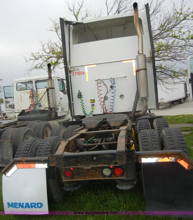 image for item C4282 2002 International 9200i semi truck