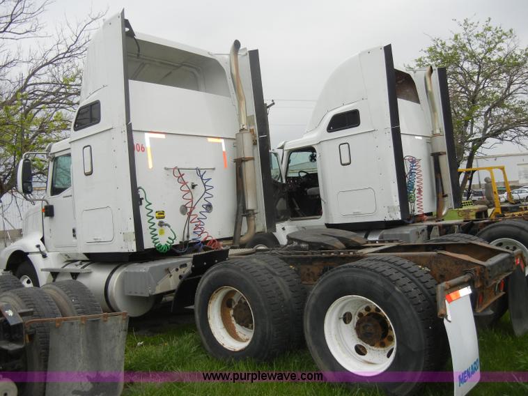 image for item C4282 2002 International 9200i semi truck