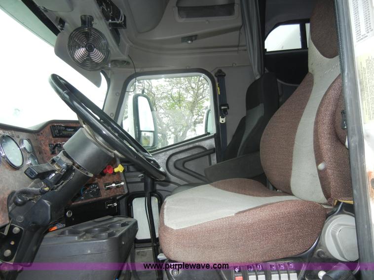 image for item C4282 2002 International 9200i semi truck