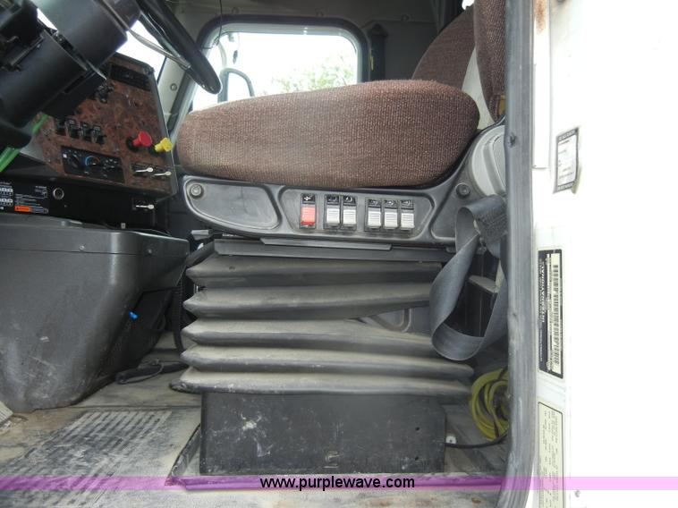 image for item C4282 2002 International 9200i semi truck