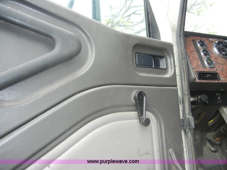 image for item C4282 2002 International 9200i semi truck