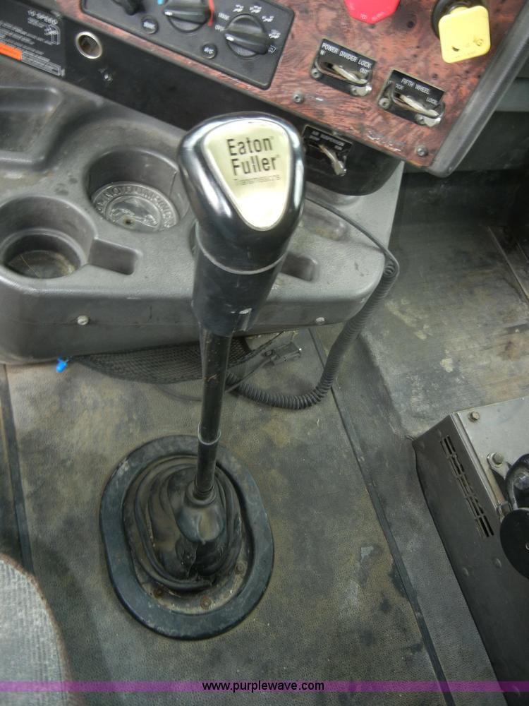 image for item C4282 2002 International 9200i semi truck