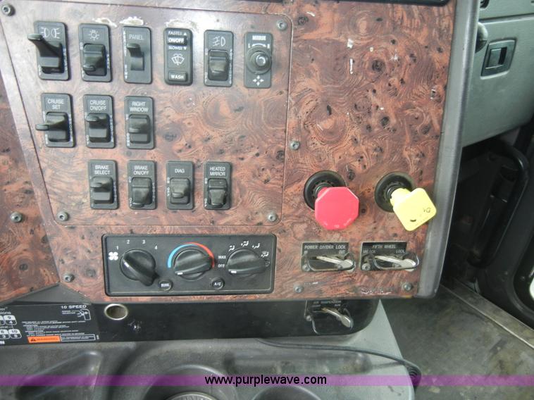 image for item C4282 2002 International 9200i semi truck