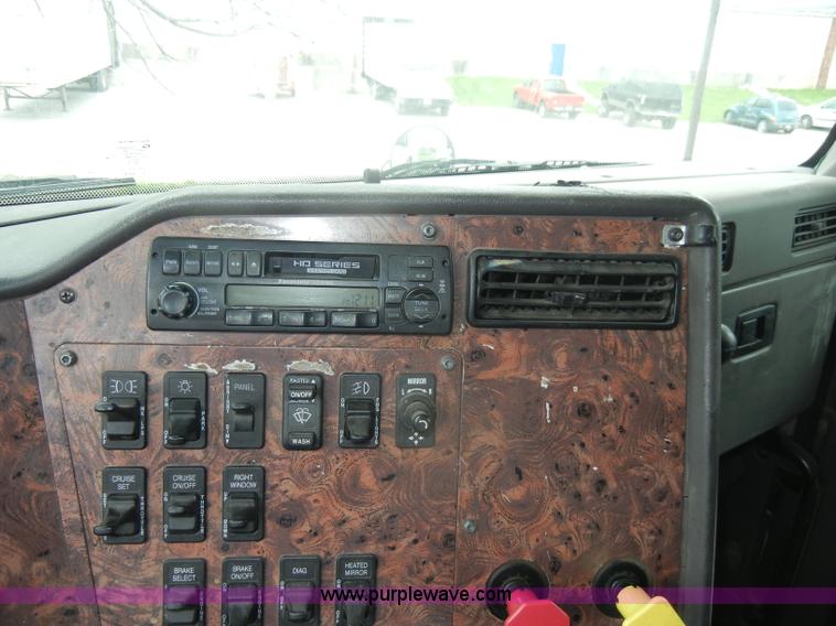 image for item C4282 2002 International 9200i semi truck