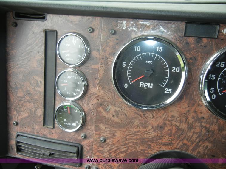 image for item C4282 2002 International 9200i semi truck