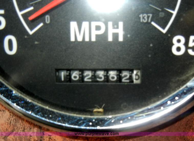 image for item C4282 2002 International 9200i semi truck