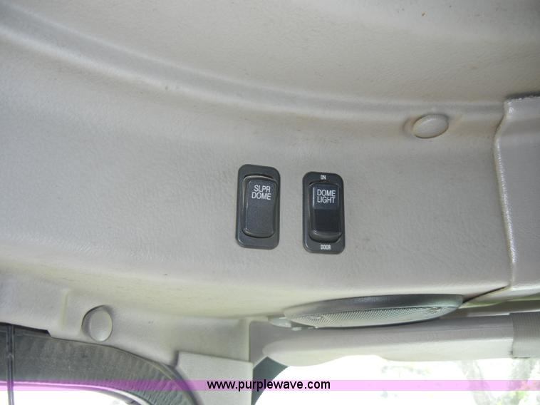 image for item C4282 2002 International 9200i semi truck