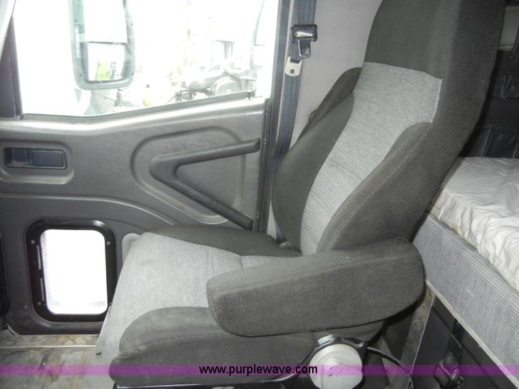 image for item C4282 2002 International 9200i semi truck