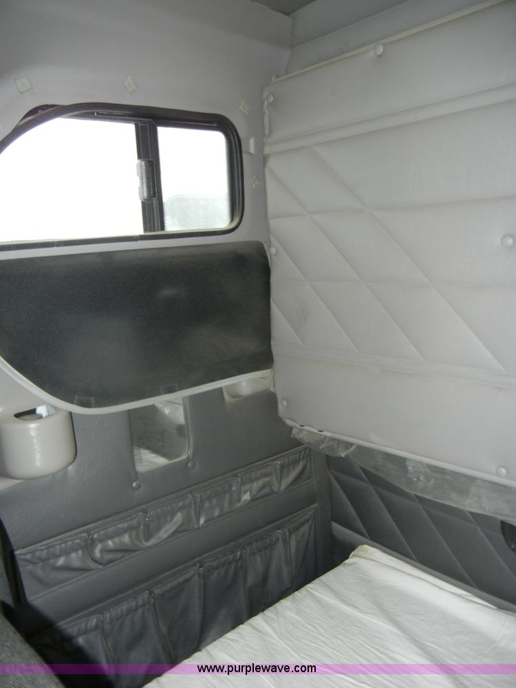 image for item C4282 2002 International 9200i semi truck