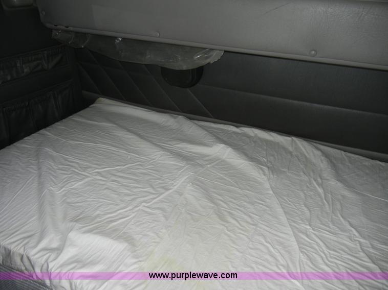 image for item C4282 2002 International 9200i semi truck