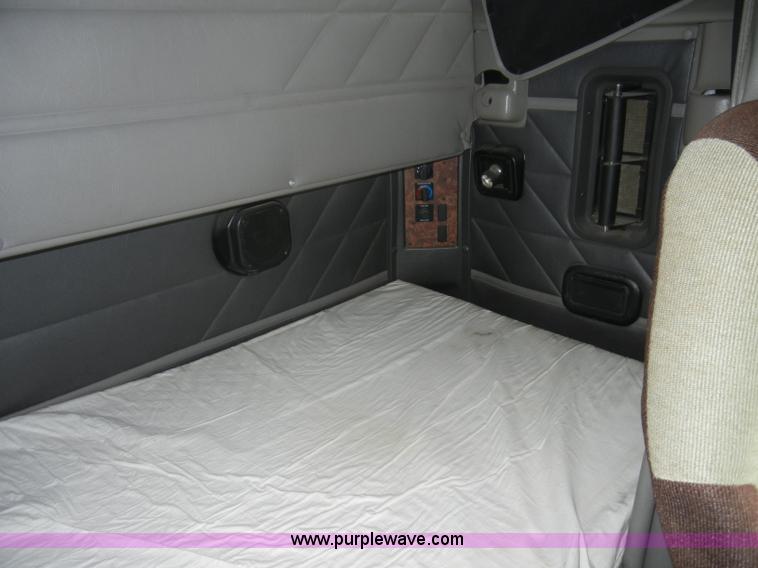 image for item C4282 2002 International 9200i semi truck