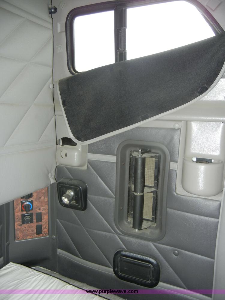 image for item C4282 2002 International 9200i semi truck