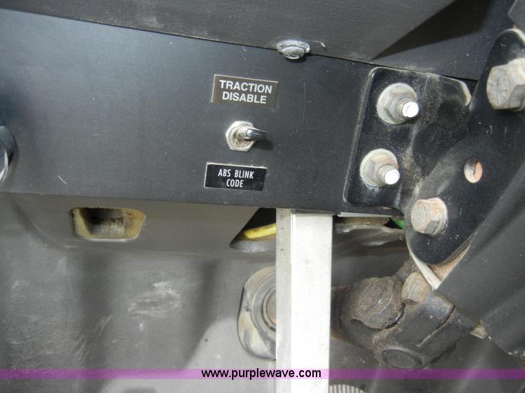 image for item C4282 2002 International 9200i semi truck