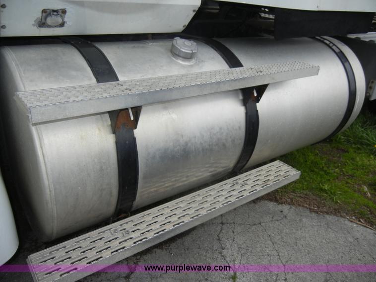 image for item C4282 2002 International 9200i semi truck