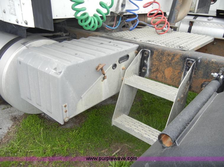 image for item C4282 2002 International 9200i semi truck