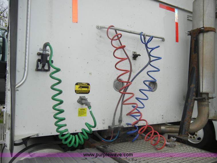 image for item C4282 2002 International 9200i semi truck